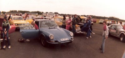 Rico Anthens, mit dem gelben 58er Chevy im Hintergrund Rico Anthens, mit dem gelben 58er Chevy im Hintergrund